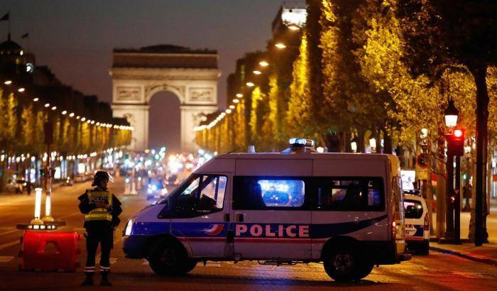Attacco con colpi di kalashnikov sugli Champs Elysées: le immagini
