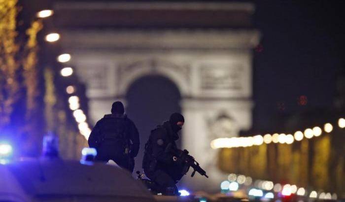 Attentato agli Champs Elysées, nell'auto del killer il Corano e un inno all'Isis