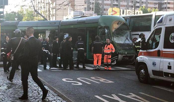 Tragedia sfiorata a Milano, bus sperona tram che deraglia: 10 feriti