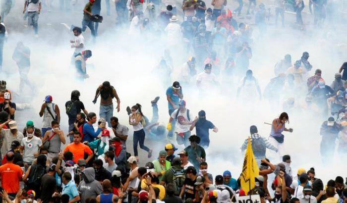Morti e saccheggi nelle città: il Venezuela sull’orlo della rivolta sociale