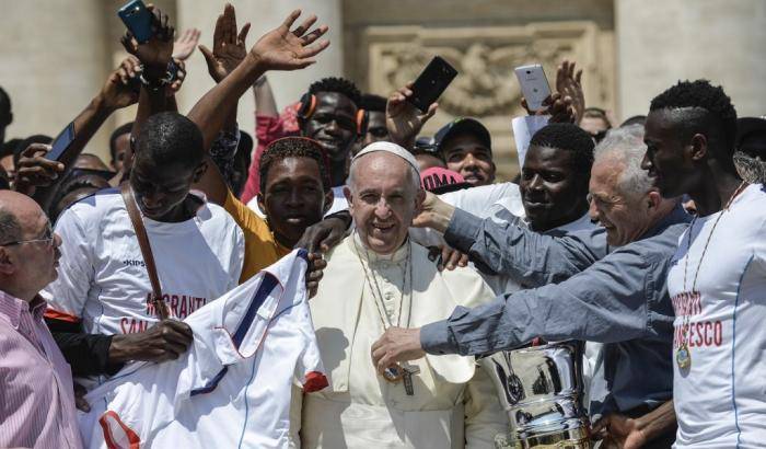 03577F-papa-francesco-a-favore-dei-migranti Papa Francesco a favore dei migranti