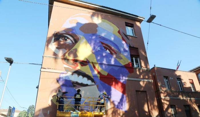Il murales di Irma Bandiera su una scola di Bologna