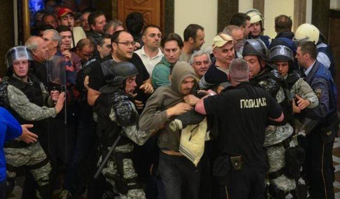 Macedonia, manifestanti di destra irrompono nel Parlamento: ferito il leader di sinistra