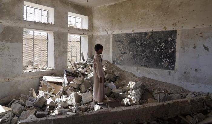 Il bambino nella scuola di Sa'ada distrutta dalle bombe