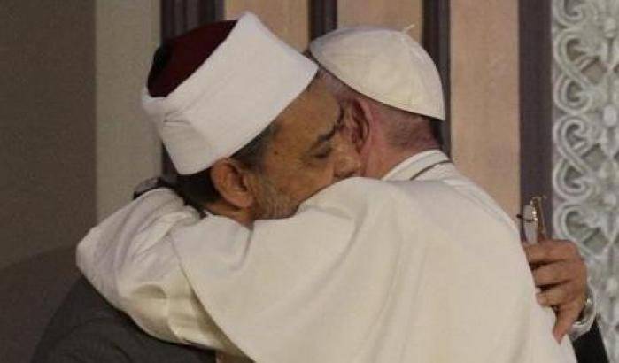 Francesco in Egitto abbraccia il Grande Imam: c'è bisogno di costruttori di pace