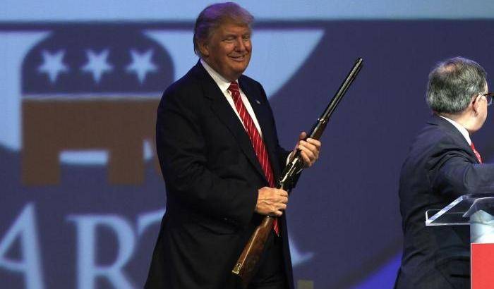Trump alla lobby delle armi: alla Casa Bianca avete un vero amico