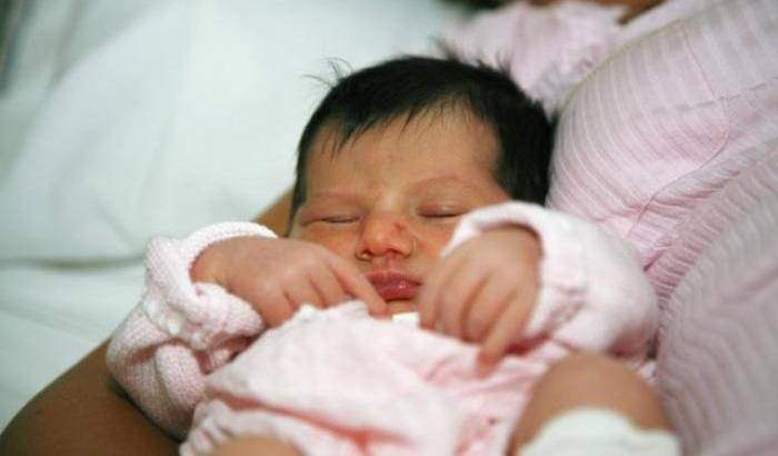 Italiana compra una neonata da una romena, poi la rifiuta perché mulatta