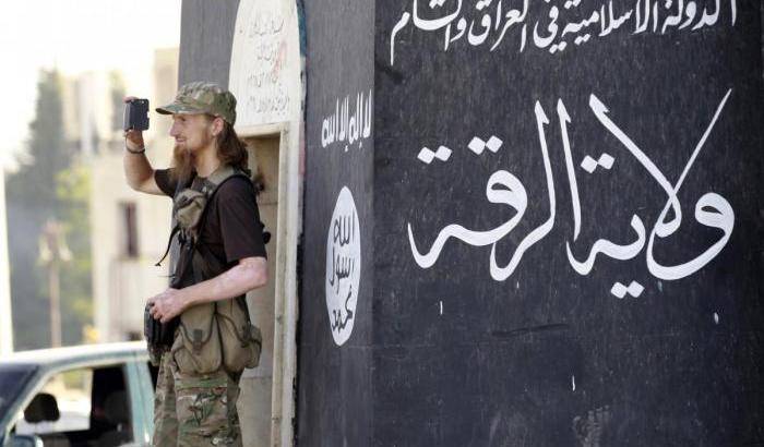 Corsa tra curdo-siriani e truppe di Assad per strappare Raqqa all'Isis