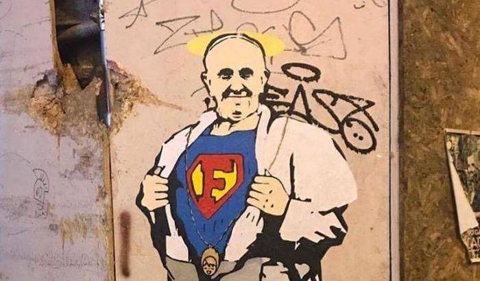 Papa Francesco nelle vesti di Superman: nuovo murales a Roma