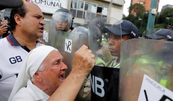 La protesta dei nonni contro Maduro: scontri e lacrimogeni della polizia
