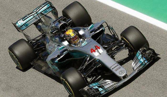 Lewis Hamilton sul circuito del Montmelò