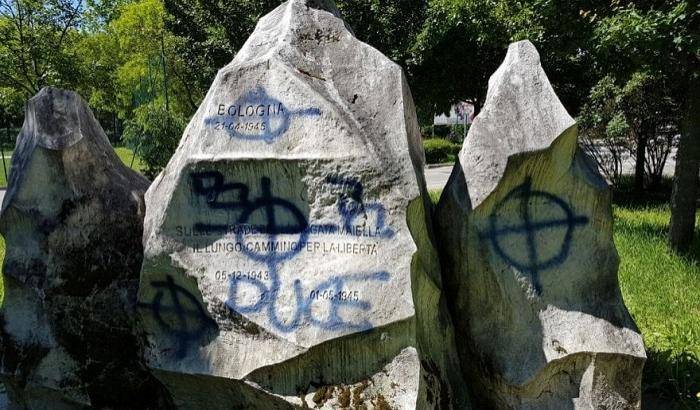 Bologna, imbrattato con croci celtiche e la scritta "Duce" il monumento della Resistenza