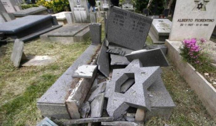 Tombe ebraiche devastate al cimitero del Verano