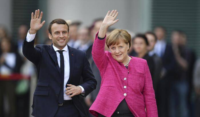 Merkel e Macron: "Pronti a cambiare trattati Ue se serve"