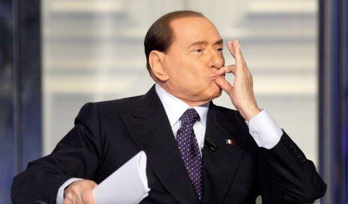 Berlusconi non perde la sua verve (sessista): Macron? Ha una bella mamma
