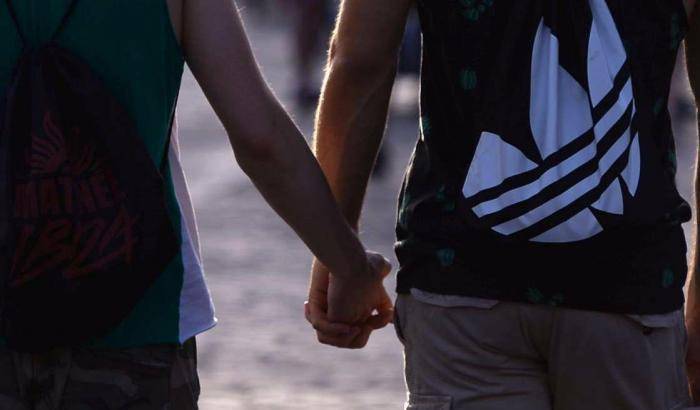 Indonesia, coppia gay condannata a 85 bastonate: colpevoli di essersi amati