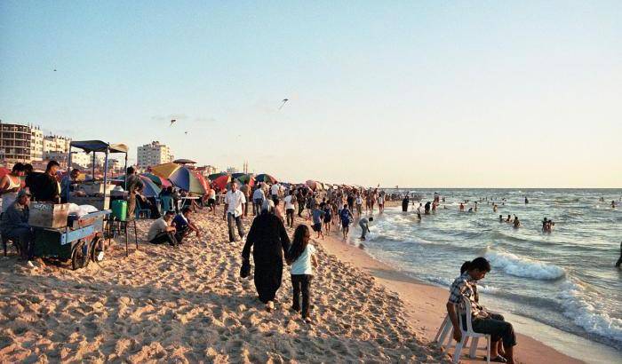 Ordine di Hamas: vietato passeggiare con i cani nella spiaggia di Gaza
