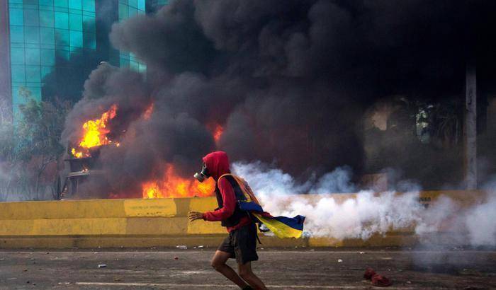 Proteste in Venezuela, ennesimo giovane ucciso: il bilancio dei morti sale a 66