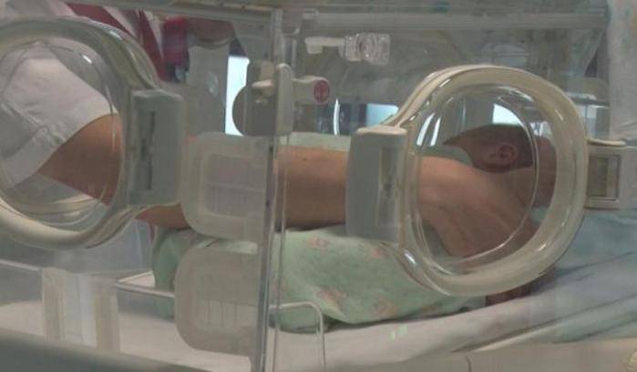 Avvolto in un asciugamano e abbandonato in strada: neonato muore in ospedale