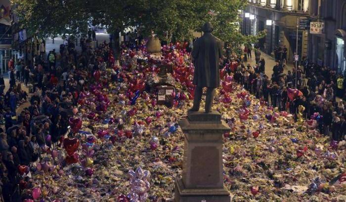 Manchester, veglia in memoria delle vittime a una settimana dall'attentato