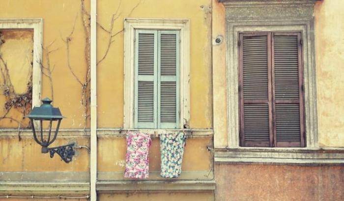 000497E1-un-dialogo-significativo-sulla-condizione-femminile-carpito-da-una-finestra-romana Un dialogo significativo sulla condizione femminile carpito da una finestra romana
