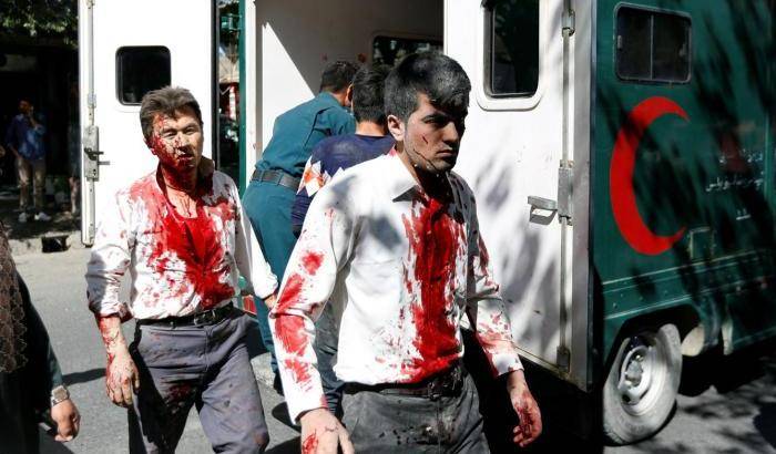 Nuova strage a Kabul: un'autobomba provoca 90 morti e 350 feriti