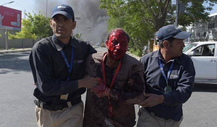 Paura e terrore a Kabul: immagini e video della strage