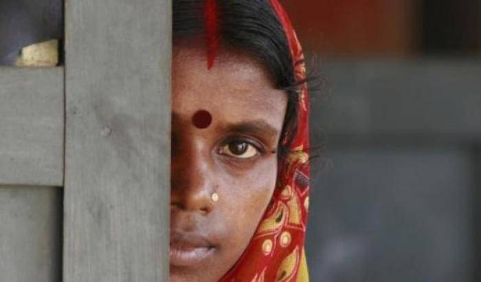 Un battipanni per difendersi dai mariti ubriaconi: il regalo del ministro indiano a 700 spose