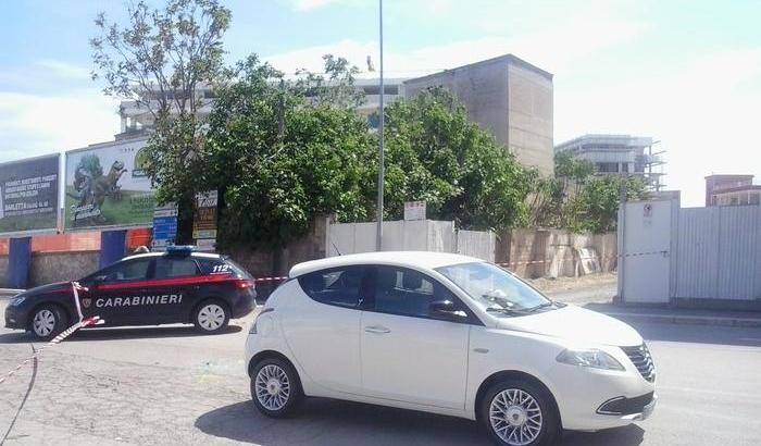 Barletta, bloccano l’auto di una commerciante e le sparano contro: rapina da 30 mila euro