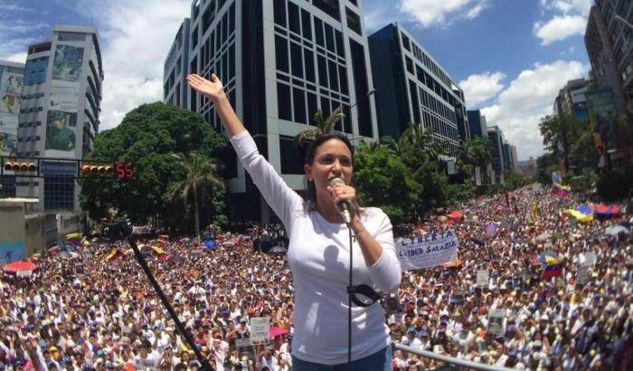 Protesta delle donne contro Maduro