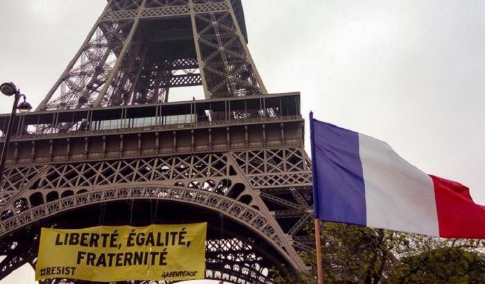 Striscione di Greenpeace sulla Tour Eiffel contro Le Pen: liberté, egalité, fraternité