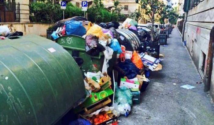 Emergenza rifiuti a Roma, Grillo: "Colpa del Pd". Renzi: "Comune incapace"