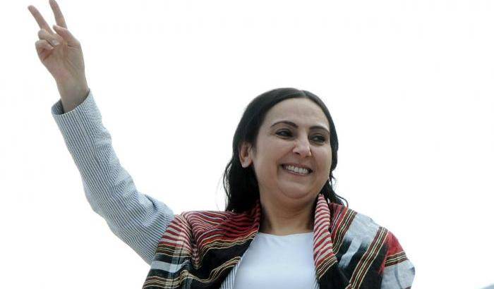 La deputata filo-curda Figen Yuksekdag destituita dal Parlamento: è una terrorista