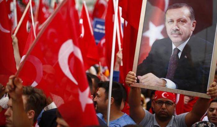 Supporter di Erdogan durante una manifestazione in Germania