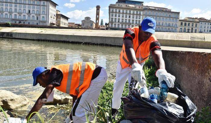 Al servizio della città. Migranti puliscono le sponde dell’Arno a Firenze