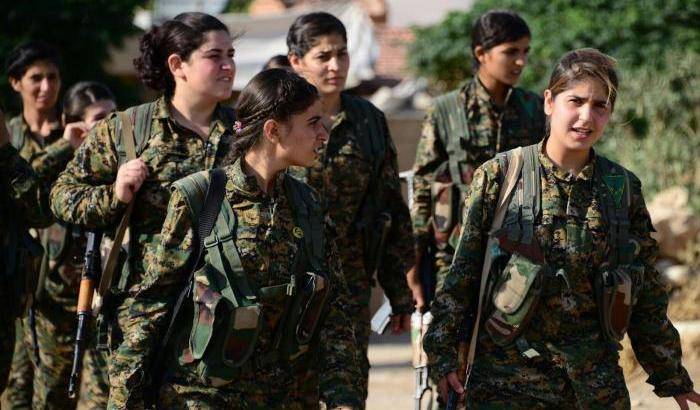 Combattenti curde: la lotta contro Isis, poligamia e spose bambine