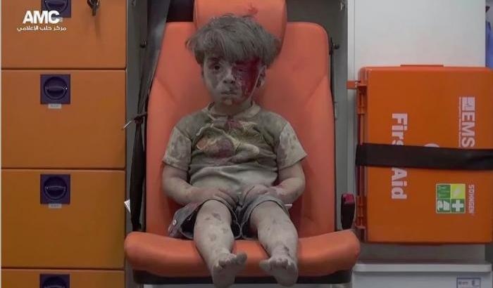 Ricompare in un video il piccolo Omran, la sua foto simbolo degli orrori di Aleppo