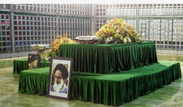 00049964-l-isis-ha-voluto-oltraggiare-gli-sciiti-attaccando-il-mausoleo-di-khomeini L'Isis ha voluto oltraggiare gli sciiti attaccando il mausoleo di Khomeini