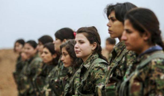 Raqqa, le forze curde attaccano una base militare dell'Isis