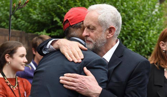 Il leader laburista Jeremy Corbyn incontra i sopravvissuti all'incendio