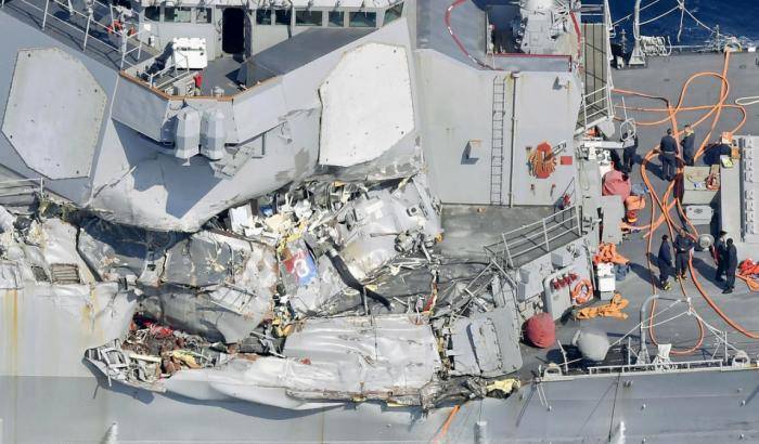 Cacciatorpediniere Usa si scontra con un mercantile: 7 dispersi