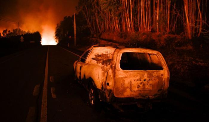 Portogallo, in fiamme la foresta di Pedrógão: le immagini