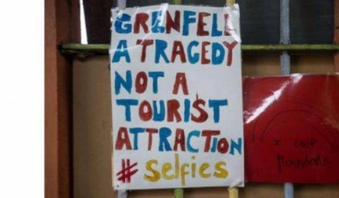 Grenfell Tower, cartelli contro gli sciacalli dei selfie: non è un'attrazione turistica