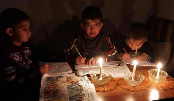Israele taglia la luce a Gaza: dall'Egitto arrivano i soccorsi