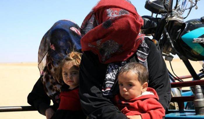 Civili in fuga da Raqqa