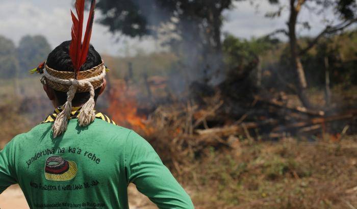 Arrestato Battisti, Bolsonaro torna a infierire sugli indios dell'Amazzonia