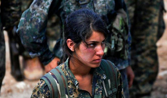 00049C77-una-combattente-curdo-siriana-del-ypj Una combattente curdo-siriana del Ypj