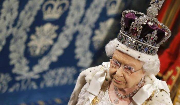 La Regina Elisabetta sorride: il suo stipendio aumenta di 6 milioni di sterline