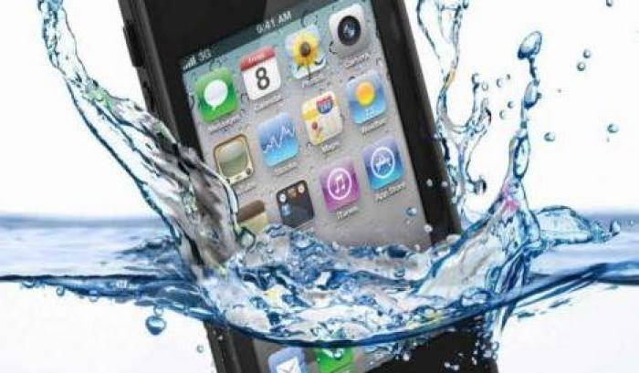 Il telefonino cade in acqua? Ecco come salvarlo da morte certa