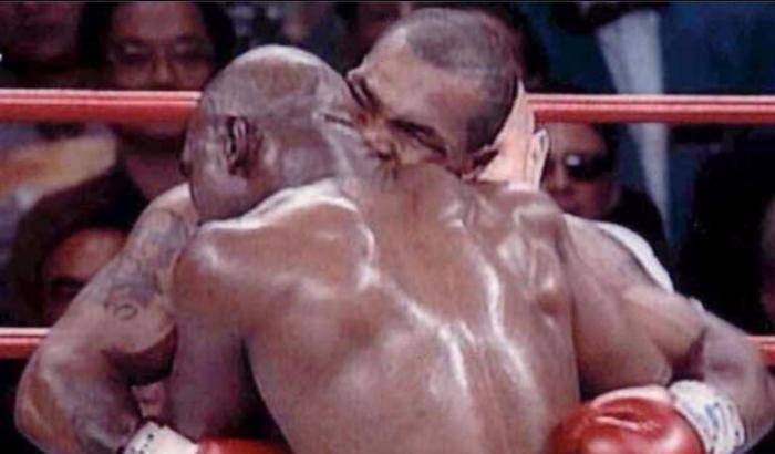 Boxe, 20 anni fa il morso di Mike Tyson all'orecchio di Evander Holyfield